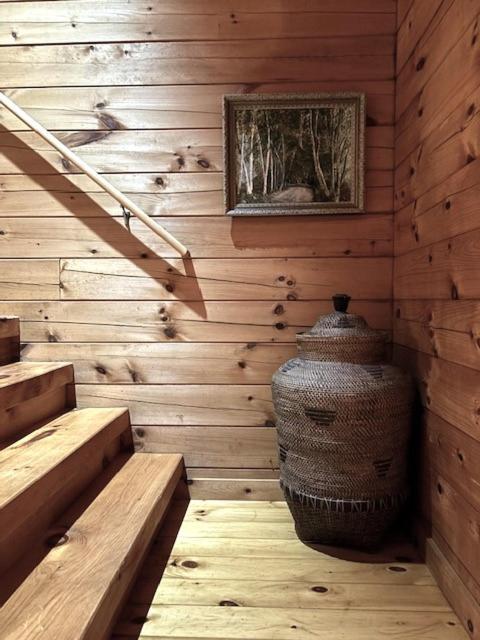Waterfront Secluded Log Holiday home *