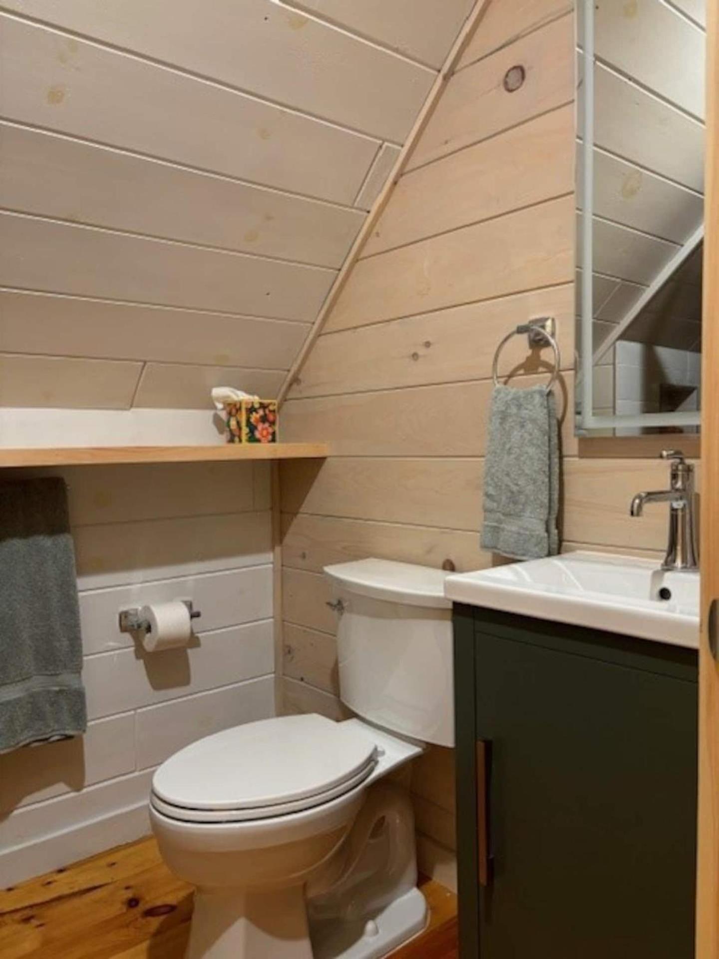 Holiday home Waterfront Secluded Log Beach Lake