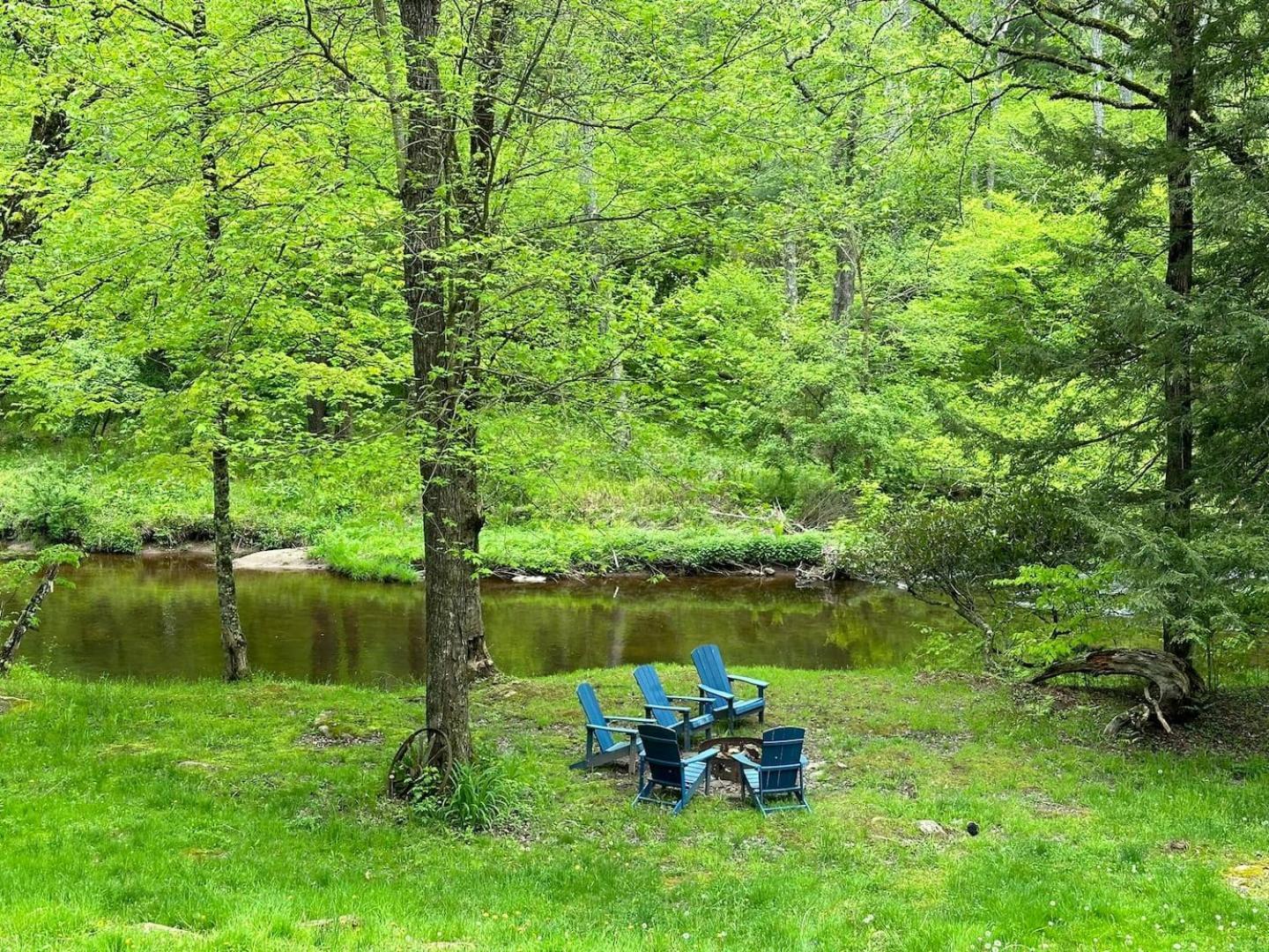 Waterfront Secluded Log Holiday home *