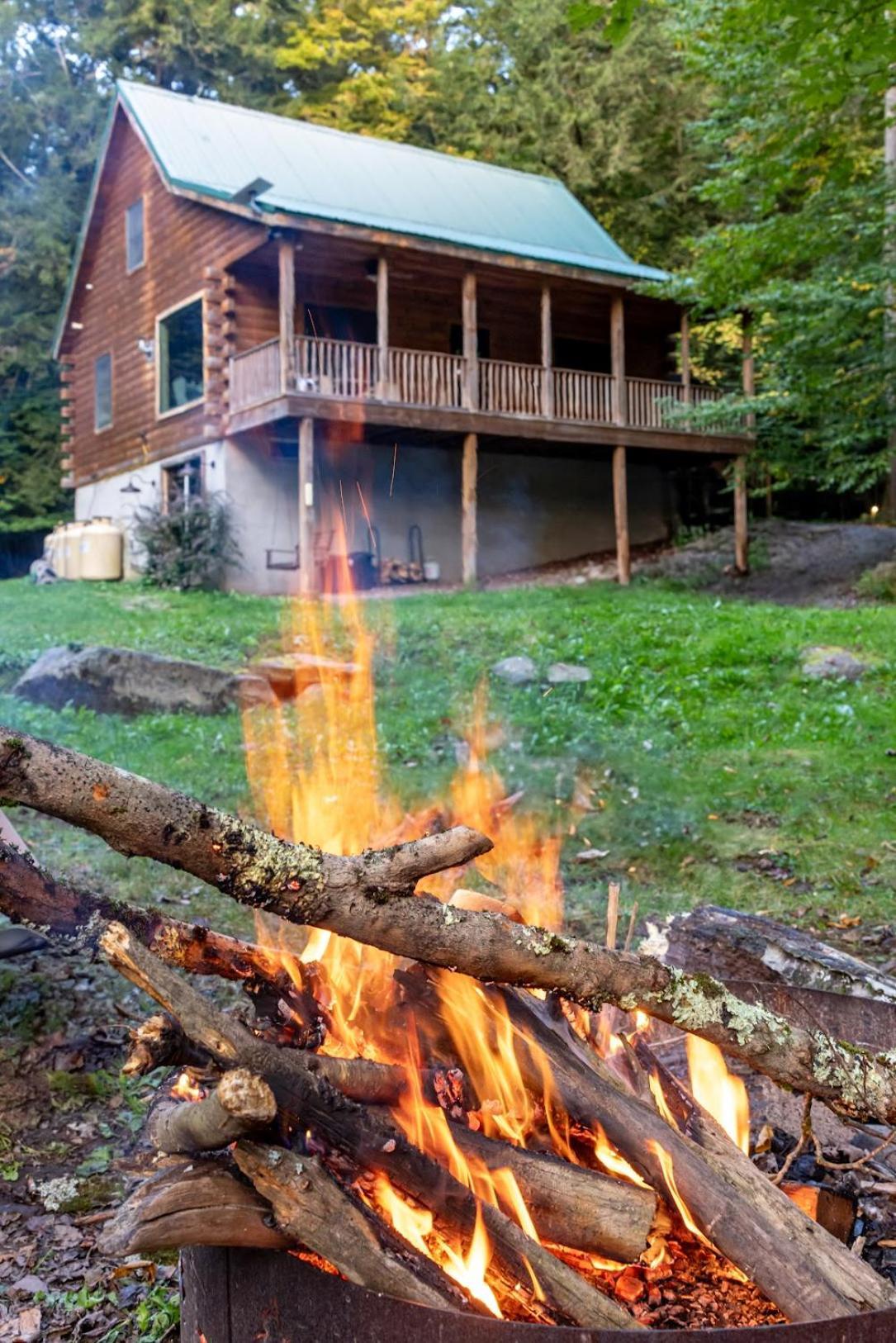 Waterfront Secluded Log Beach Lake